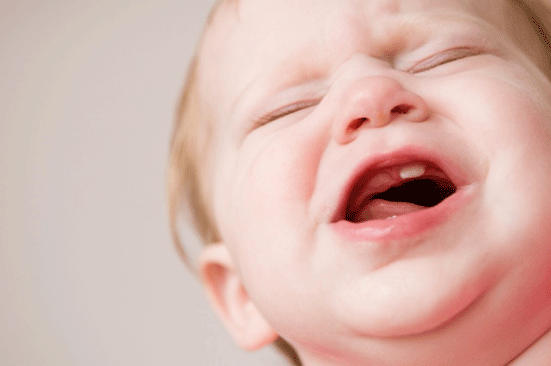علائم دندان درآوردن کودک و راهکارهایی برای کاهش درد آن