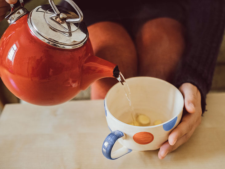 دمنوش آویشن و عسل برای بهبود گلودرد مفید است. 
