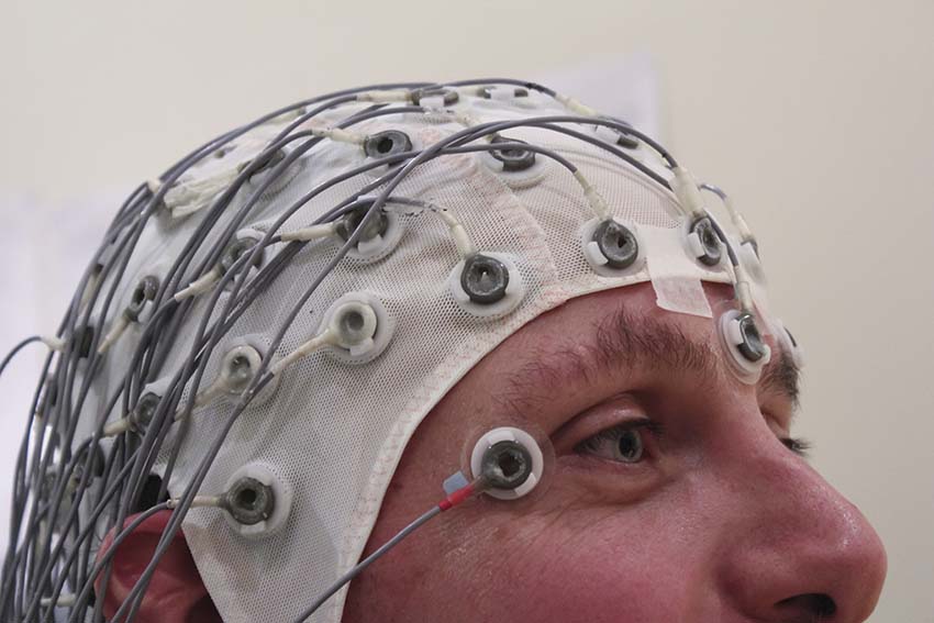 در بعضی موارد از نوار مغزی یا EEG: Electroencephalography برای تشخیص پرخوابی استفاده میشود.