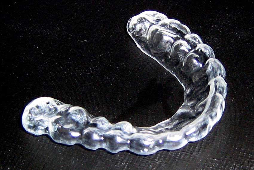 محافظ دهان، که توسط یک دندانپزشک تجویز می‌شود، می‌تواند بر روی دندان قرار بگیرد تا مانع از ساییدن آنها در برابر یکدیگر شود.