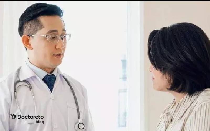 پزشک در مورد  درمان با  عمل جراحی صرع تصمیم می گیرد.