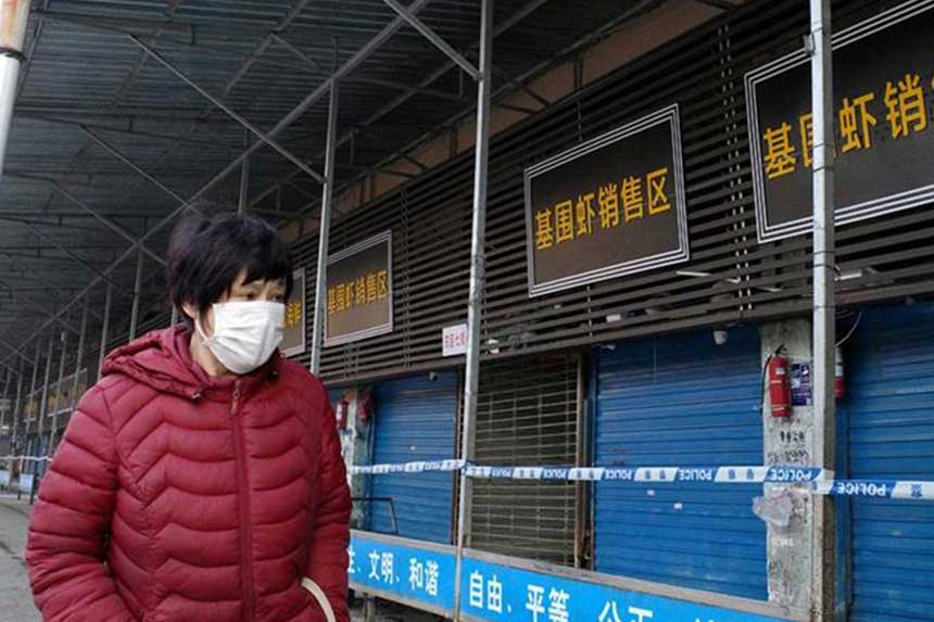 مردی در چین برای مقابله با ویروس کرونا ماسک زده است.