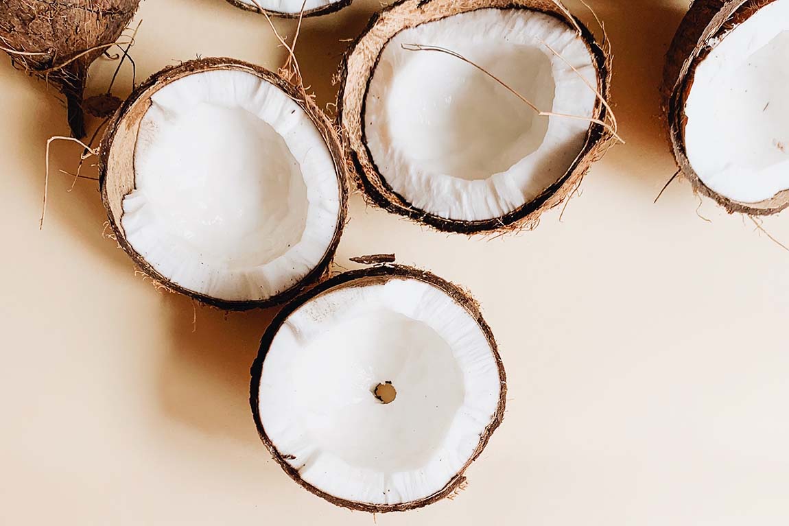 Coconut تنها مورد مدون تزریق آب نارگیل به انسان، تزریق آب نارگیل به جای سرم به یک فرد در جزایر سلیمان در سال 1992 است. در سال 2000 مقالهای در این باره چاپ شدهاست.
