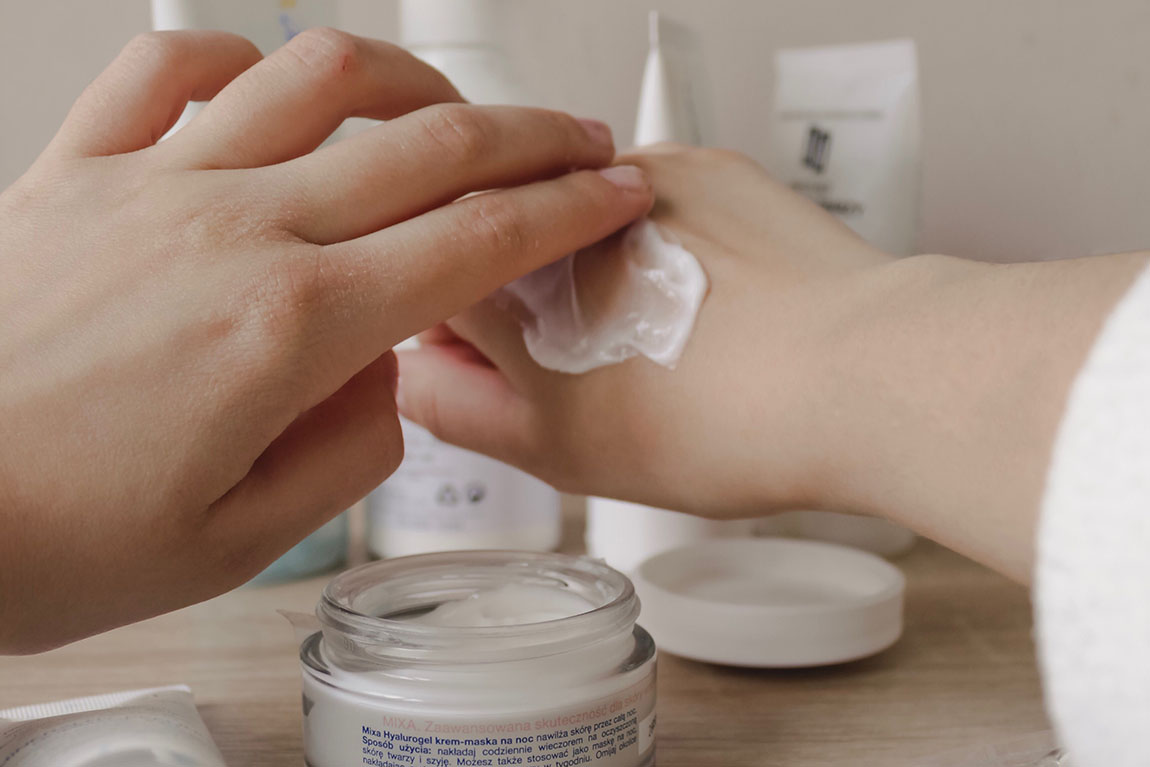 Woman Applying Hand Lotion سلولیت یک بیماری پوستی بسیار شایع و بیضرر است که باعث ایجاد سطحی ناصاف و گوشتی کمرنگ بر روی ران، باسن، لگن و شکم میشود.