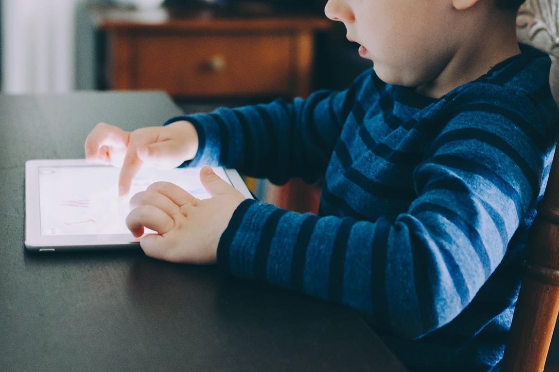 در کودکانی که زمان زیادی به صفحه نمایش خیره می‌شوند، نازک شدن زودرس قشر سفید مغز رخ می‌دهد و انسجام ساختاری کم‌تری بین اتصالات موجود در ماده‌ی سفید مغز وجود دارد.