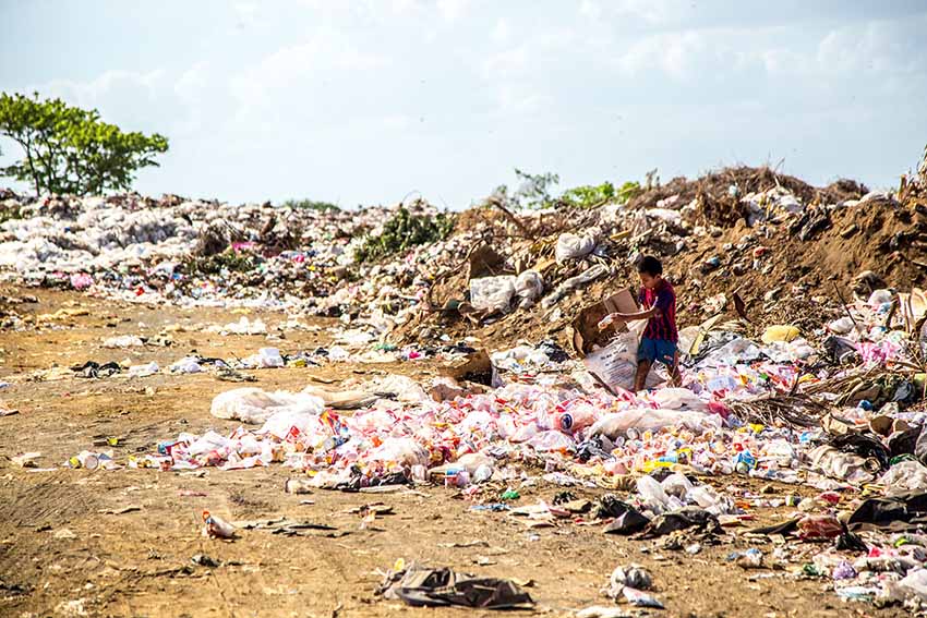 استفاده از پلاستیک علاوه بر سلامت افراد، بر روی محیط‌زیست نیز تاثیرات مخربی می‌گذارد.