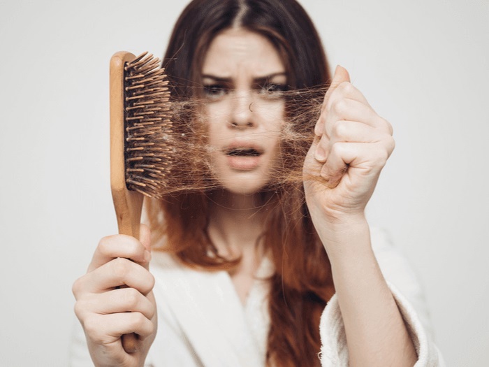 ریزش مو از علائم کمبود آهن است. 