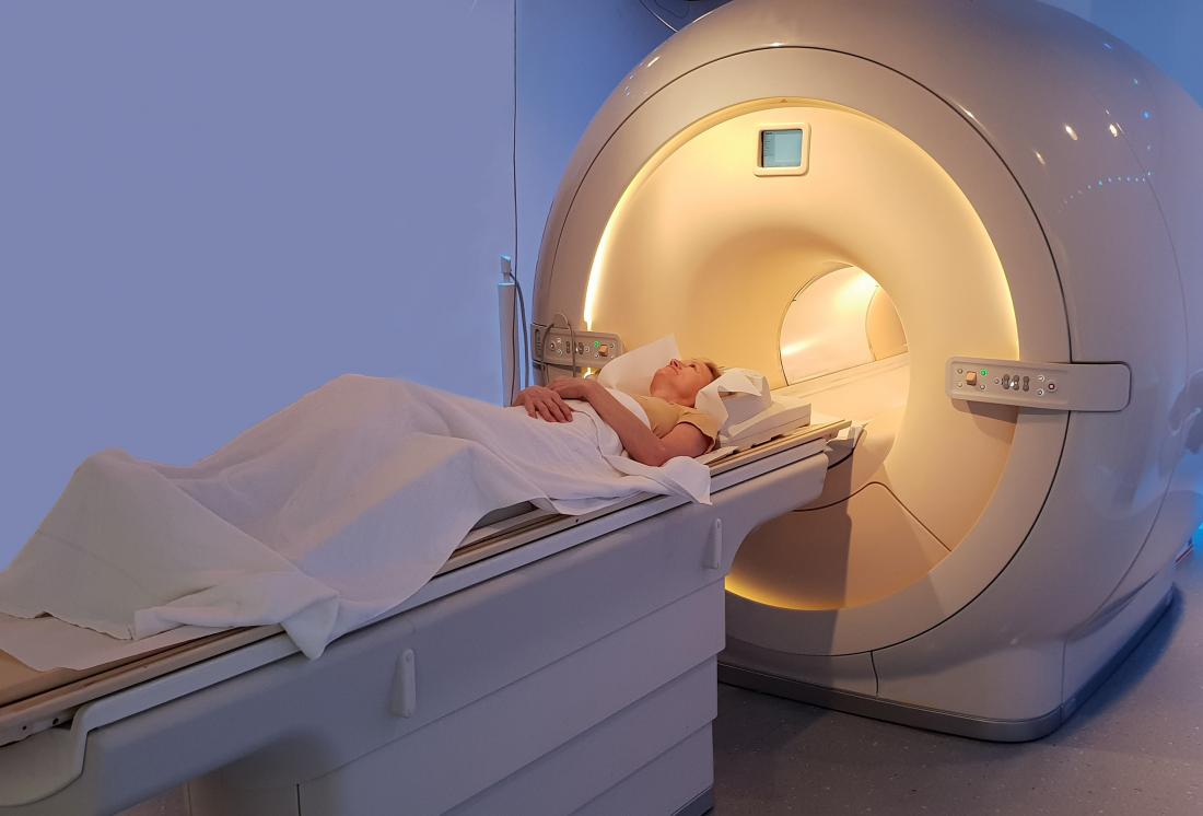 تست MRI برای کمر انجام می شود. 