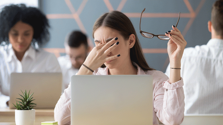خستگی چشم نشانه چیست و چگونه آن را رفع کنیم؟
