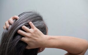 موی سفید در جوانی نشانه چیست و چگونه آن را درمان کنیم؟