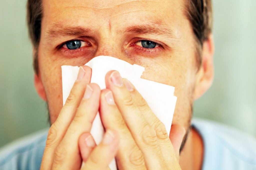 علائم سرماخوردگی شامل قرمزی چشم،‌ آبریزش بینی و سوزش هستند.