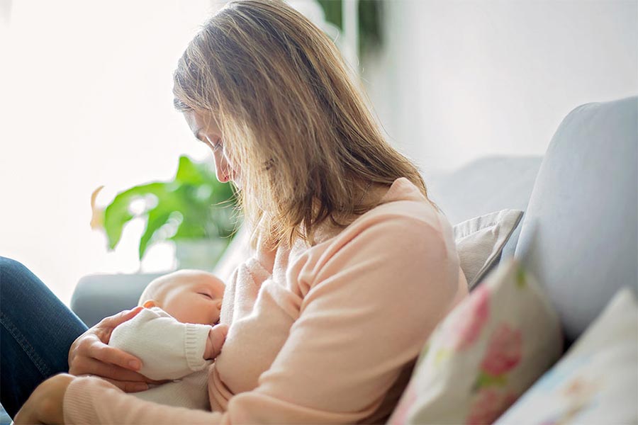 مکیدن نوزاد باعث افزایش شیر مادر میشود.