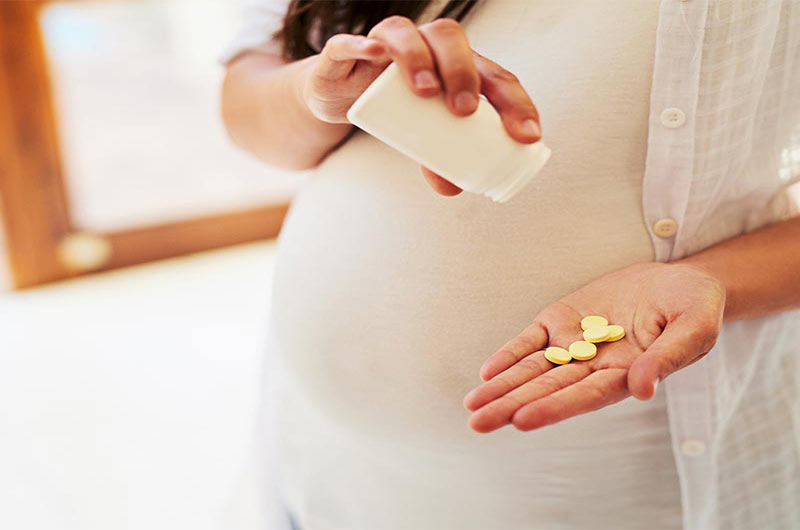 در دوران بارداری به دلیل خطر بیماری مالاریا داروی هیدروکسی کلروکین را می‌توان استفاده کرد.