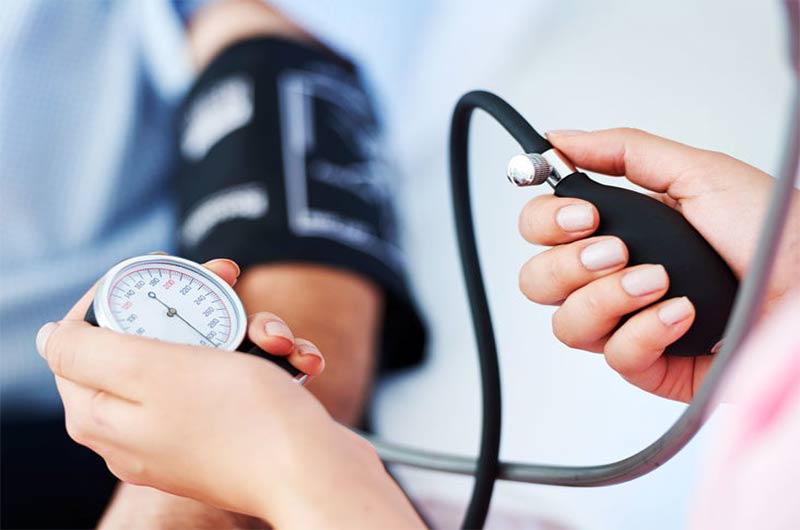 دیابت احتمال فشار خون بالا را بیشتر می‌کند. به همین دلیل باید این چکاپ برای افراد دیابتی انجام شود.