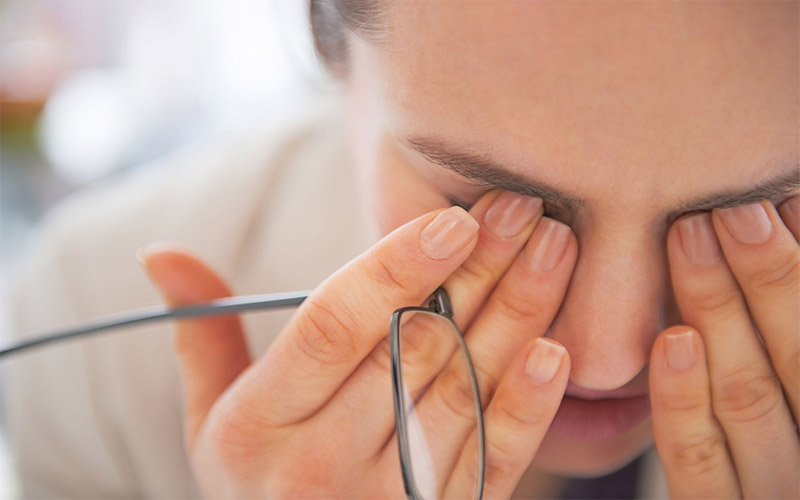 تومور هیپوفیز می‌تواند به اعصاب بینایی فشار وارد کند و باعث بروز مشکلات بینایی شود.