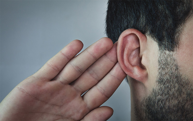 تومور عصب شنوایی می‌تواند به‌مرور باعث کاهش شنوایی یا از دست دادن شنوایی شود. 