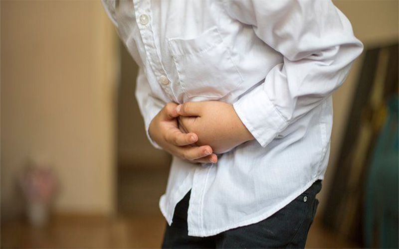 توده هیپواکو بدخیم به دلیل گسترش سرطان به کبد ایجاد شده و می‌تواند باعث درد شکم شود.