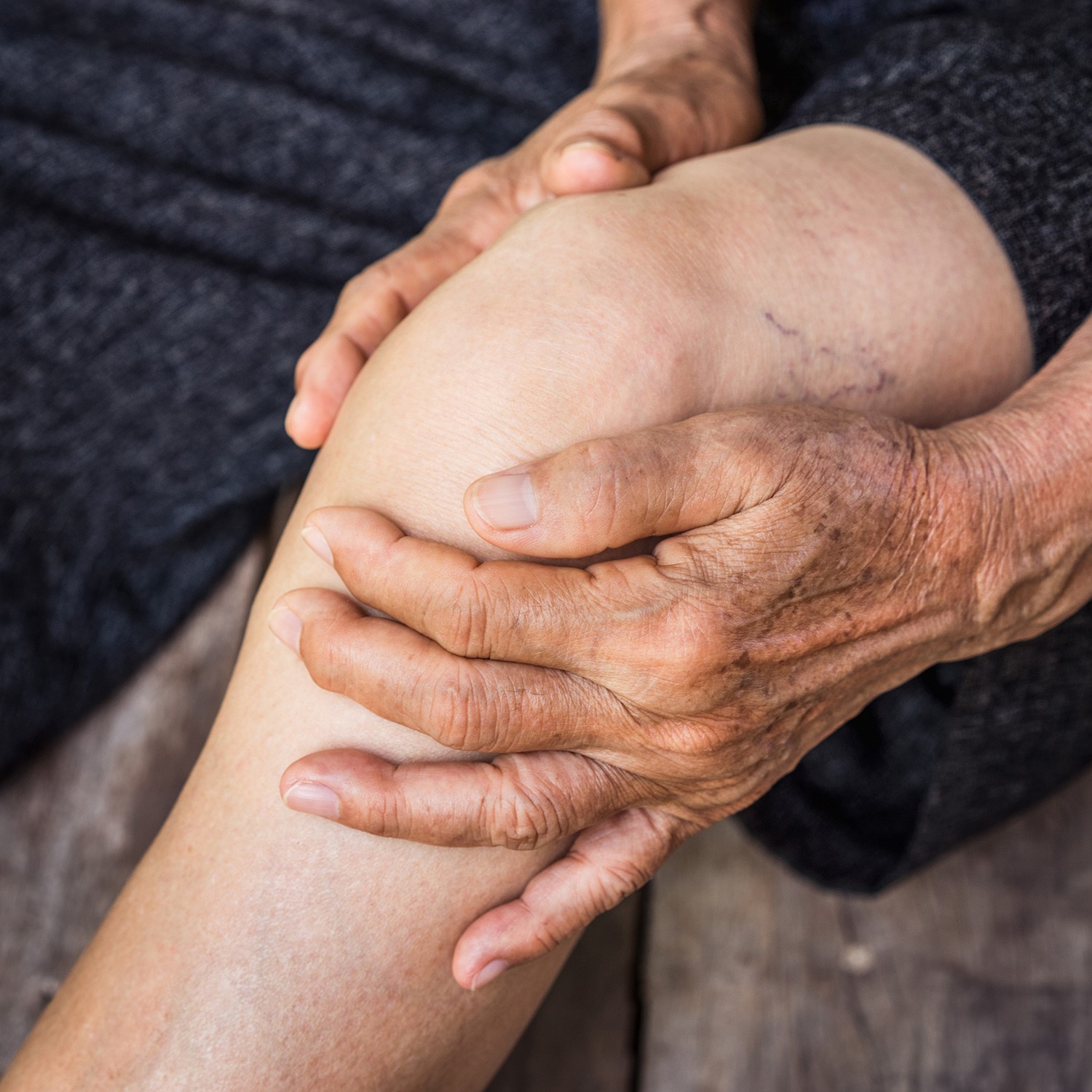 Слабость в ногах причины у пожилых. Помощь коленным суставам.
