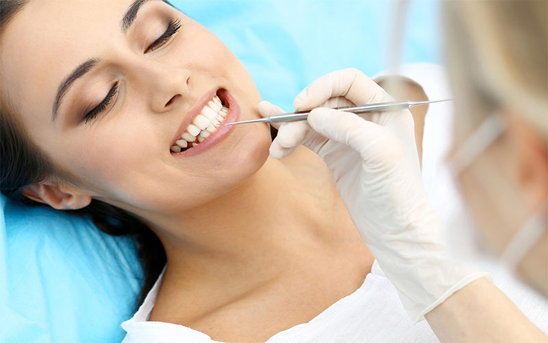 معاینه منظم پس از کاشت دندان ضروری است.