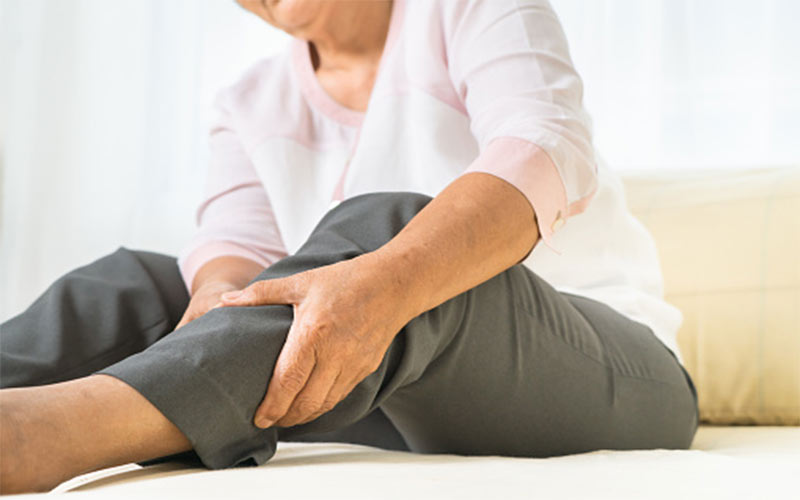 علت درد ساق پا و گرفتگی در این ناحیه می‌تواند کم‌آبی عضلات باشد.