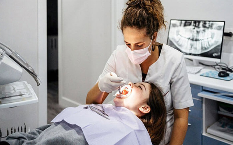 پس از معاینه دهان و بررسی وضعیت ایمپلنت، دندانپزشک اطلاعاتی در مورد نوع مراقبت پس از آن به شما می دهد. 