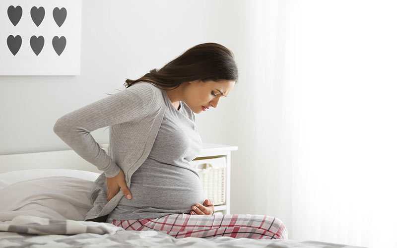 درد سیاتیک بارداری باعث درد شدید کمر شده و ممکن است درد به پاها برسد.
