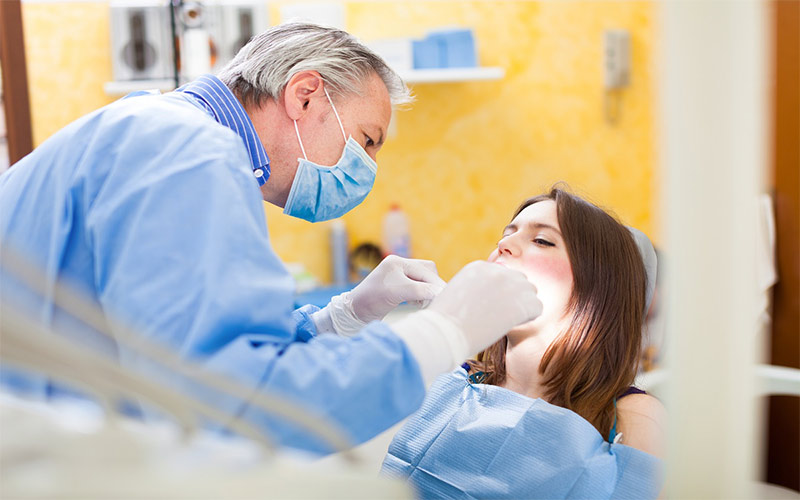 حتما پیش از انجام کاشت دندان برای اطلاع از هزینه‌ها به چند دندان‌پزشک مراجعه کنید. 