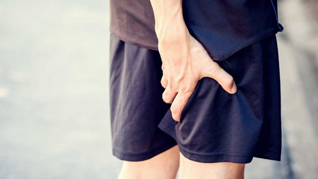 گرفتگی عضلات پا در شب به علت خستگی و آسیب عصبی می‌تواند باشد.