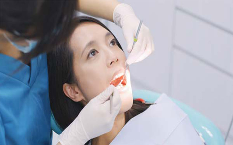 برای انجام پیوند استخوان در ایمپلنت دندان ابتدا بی‌حسی تزریق شده و سپس لثه برش داده می‌شود.