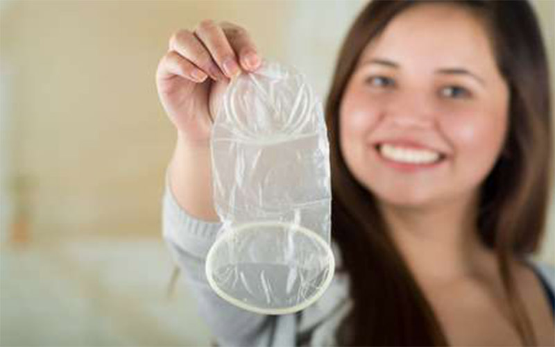 کاندوم داخلی دو حلقه داشته و نسبت به کاندوم مردانه بزرگتر است.