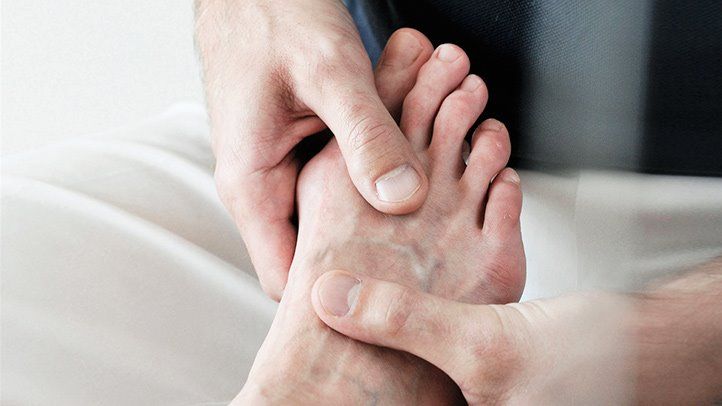 نقرس پا دردناک است.
