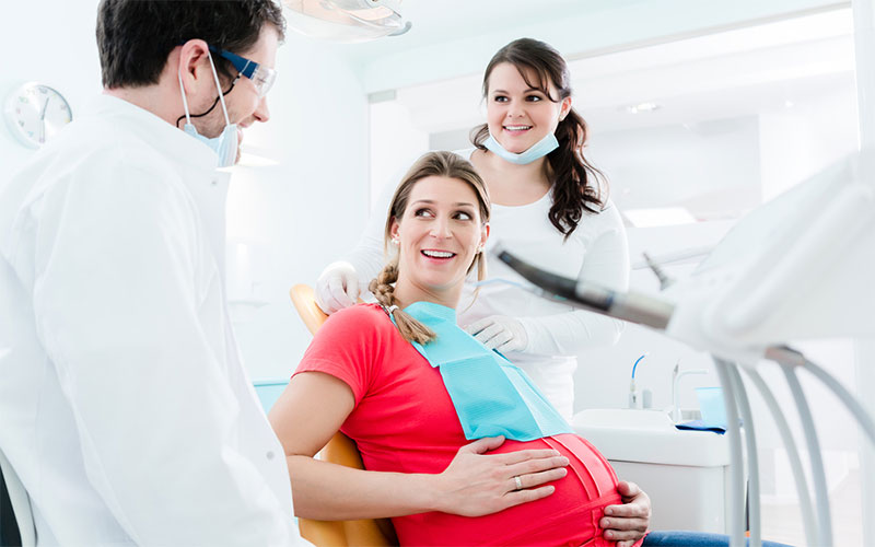  در طول بارداری به دلیل تغییرات هورمونی احتمال لق شدن دندان وجود دارد. برای پیشگیری از چنین عارضه‌ای باید به‌موقع به دندانپزشک مراجعه کرد.