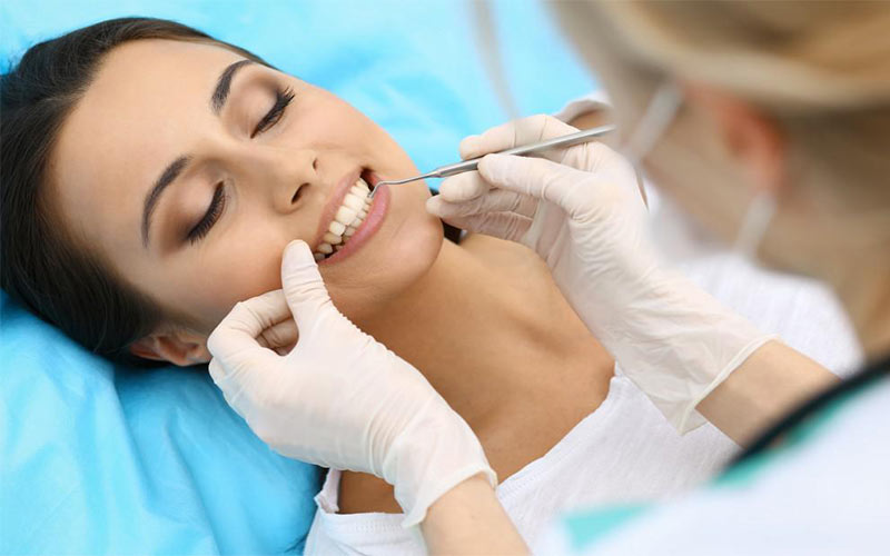 هر 6 ماه یکبار برای بررسی وضعیت دندان ها به دندانپزشک مراجعه کنید. 