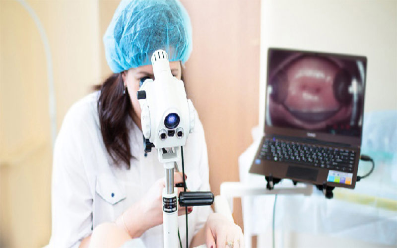 در آزمایش کولپوسکوپی متخصص می‌تواند با میکروسکوپ تغییرات سلول‌های دهانه رحم را مشاهده کند.