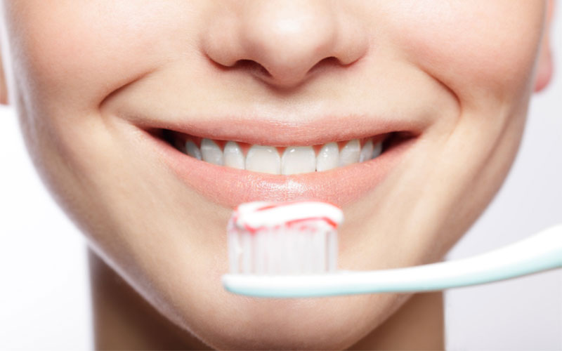 برای پیشگیری از پوسیدگی دندان بعد از زایمان حداقل روزی دو بار باید دندان‌ها را مسواک بزنید.