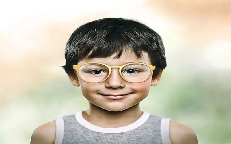نزدیک بینی باعث مشکل در تحصیل شده و فعالیت‌های روزمره کودک را با مشکل مواجه می‌کند.