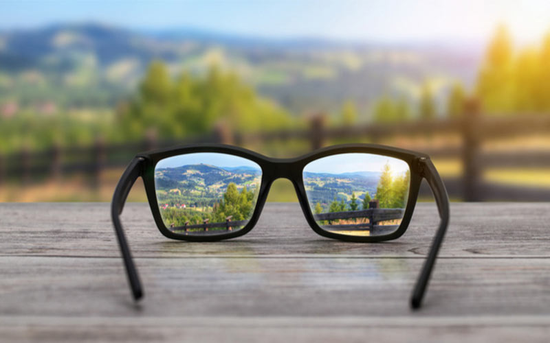 با اصلاح نزدیک بینی از طریق عینک می‌توان اجسام دور را واضح مشاهده کرد.
