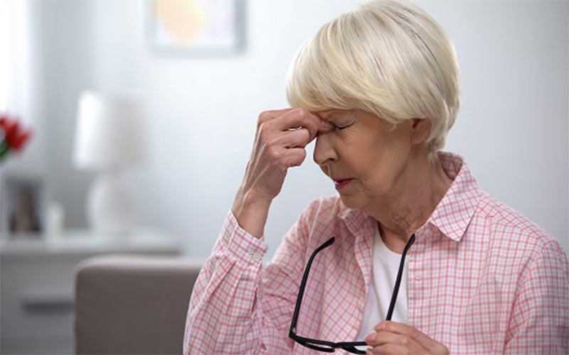 اگر بینایی شما دچار مشکل شده است یا هنگام مطالعه سردرد می‌گیرید، حتما به چشم پزشک مراجعه کنید.