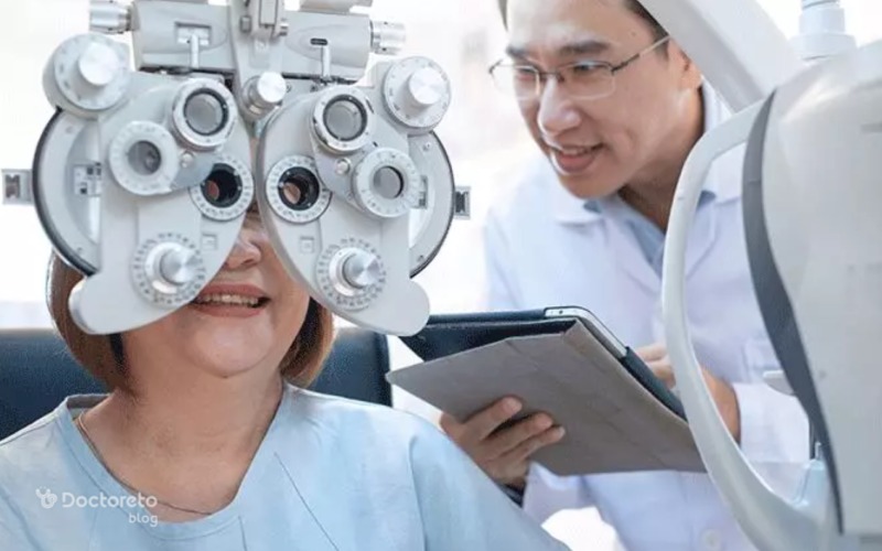 برای تشخیص انحراف چشم به اپتومتریست مراجعه کنید. 