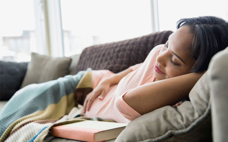 در طول دوره بارداری به استراحت خود اهمیت دهید تا خستگی شما کمتر شود.