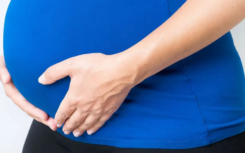 درد شکم در دوره بارداری ممکن است نشانه مشکل جدی باشد و به نفخ مربوط نباشد.
