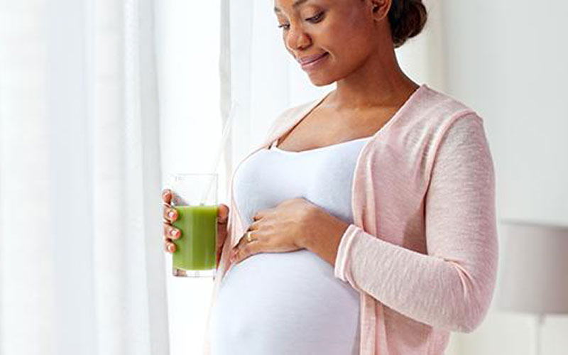در زمان بارداری باید به تغذیه اهمیت داده و نوشیدنی‌های مغذی بیشتر بنوشید.