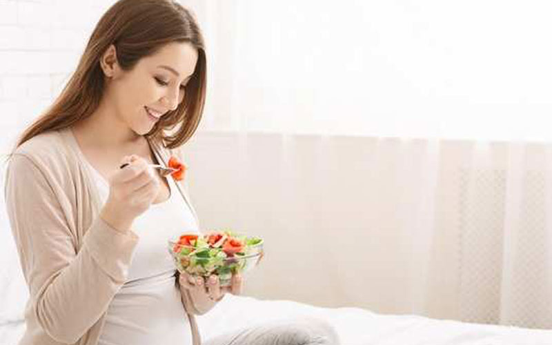 برای کاهش مشکلات گوارشی در دوران بارداری باید مصرف میوه و سبزیجات را افزایش دهید.