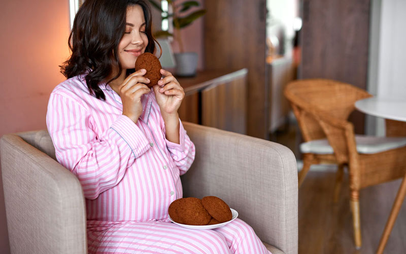 ویار بارداری در بیشتر خانم‌ها وجود دارد. هوس شیرینی و شکلات از ویارهای رایج است.