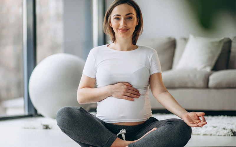 برای مدیریت استرس در دوران بارداری می‌توانید مدیتیشن را امتحان کنید.