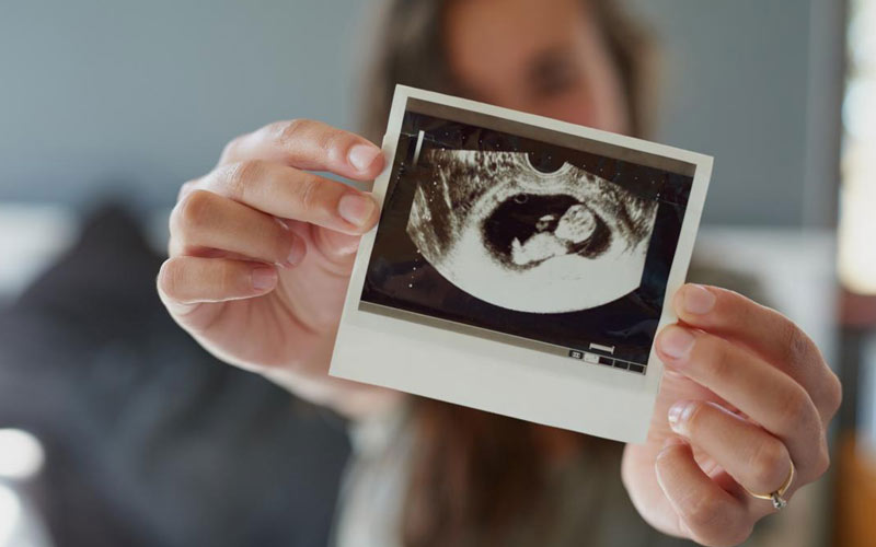 در سونوگرافی هفته 12 بارداری جنین کامل دیده می‌شود و می‌توانید صدای ضربان قلب را بشنوید.