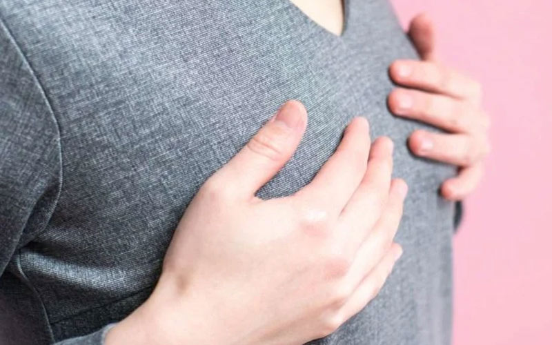 خارش و درد سینه از علائم رایج در دوران بارداری است.