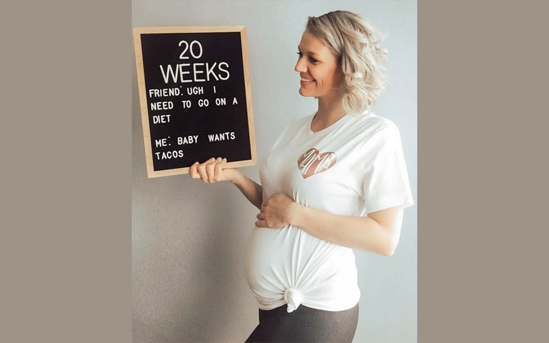 در هفته بیستم بارداری شکم کمی برجسته شده و ممکن است حرکات جنین را احساس کنید.
