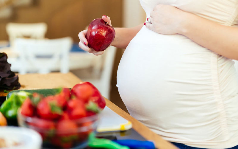 تغذیه سالم در بارداری به کاهش سردرد کمک می‌کند.