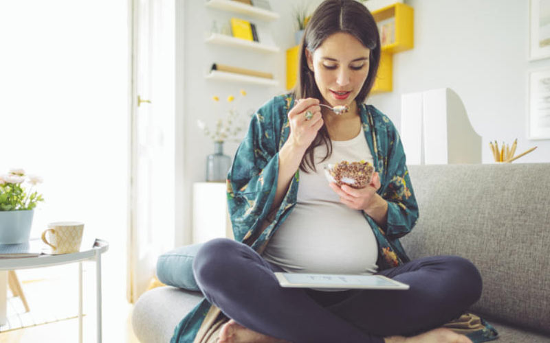 برای کاهش مشکلات گوارشی در بارداری وعده‌های غذایی را کوچک کنید.